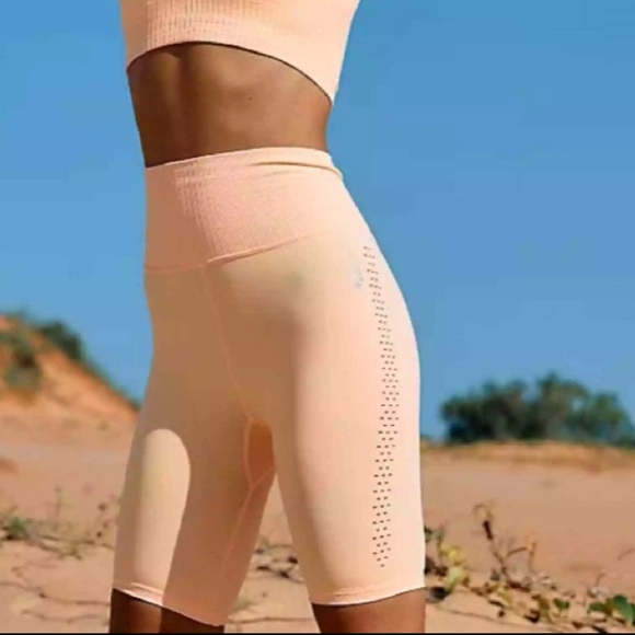 Free People Movement Good Karma Biker Shorts in Peach color, Size M/L - Picture 1 of 7